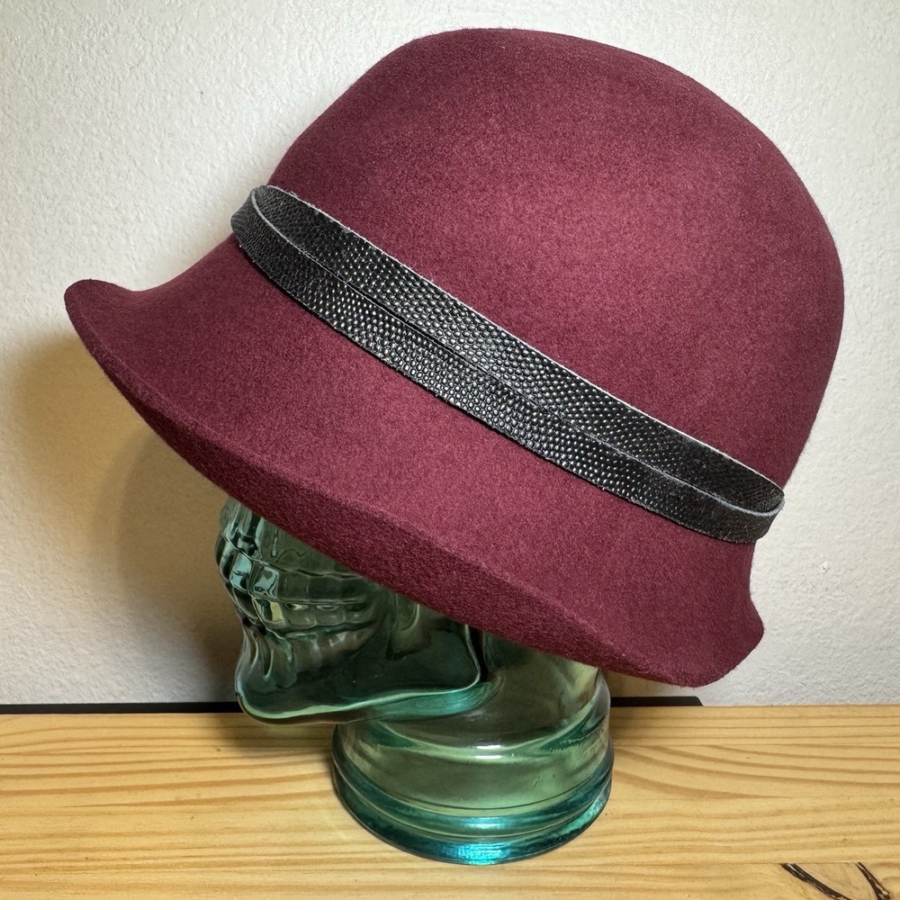 Goorin Bros Cloche Hat Womens Medium Burgundy Good Vintage Wool Felt Bell Buckle - Picture 2 of 5